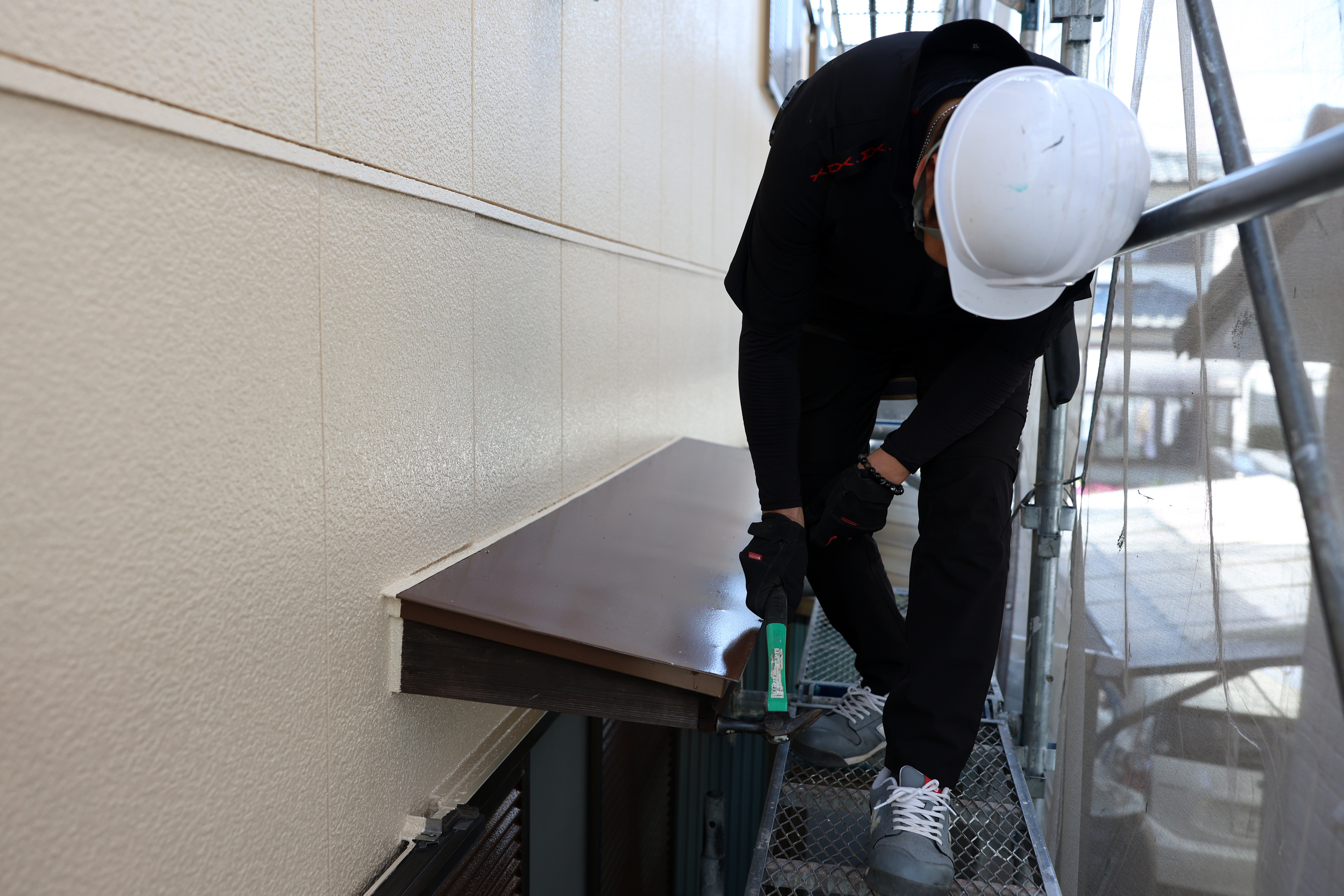 塗装するスタッフ