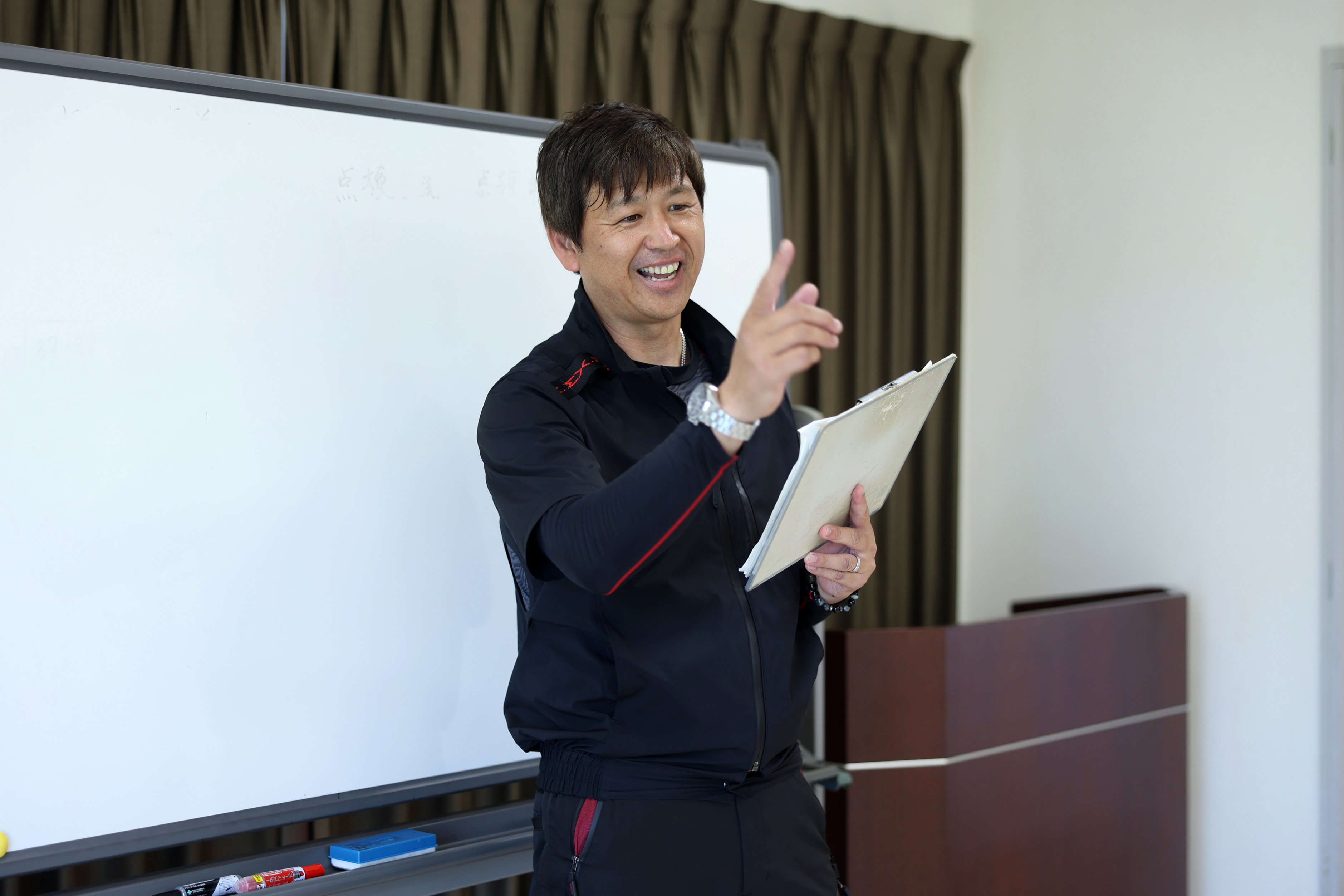 説明するスタッフ