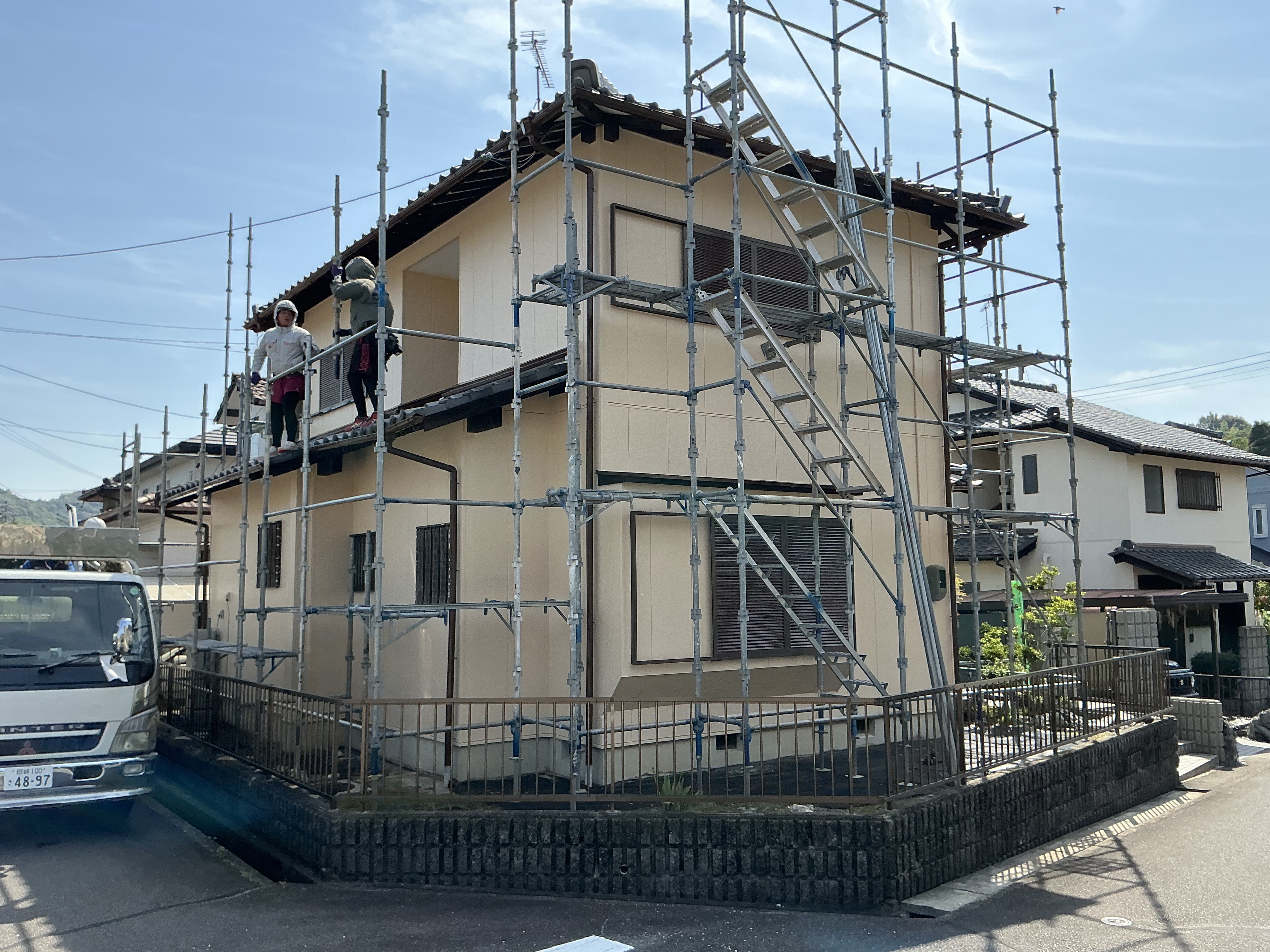 家の前に骨組みを組んでいる様子